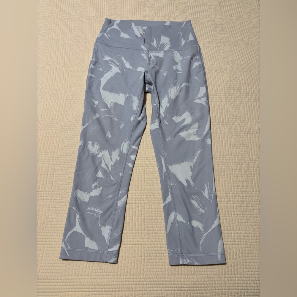Lululemon Wunder Under Crop Leggings in a grey and white abstract pattern Size 6
